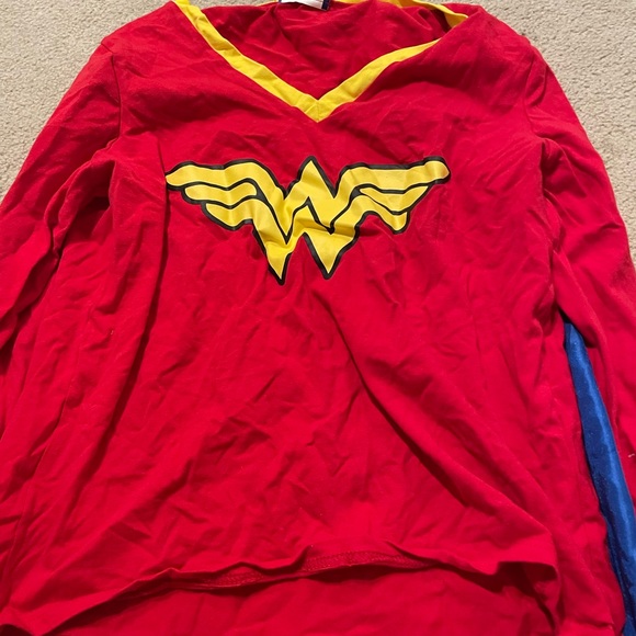 Wonder Woman shirt with cape - Picture 1 of 2